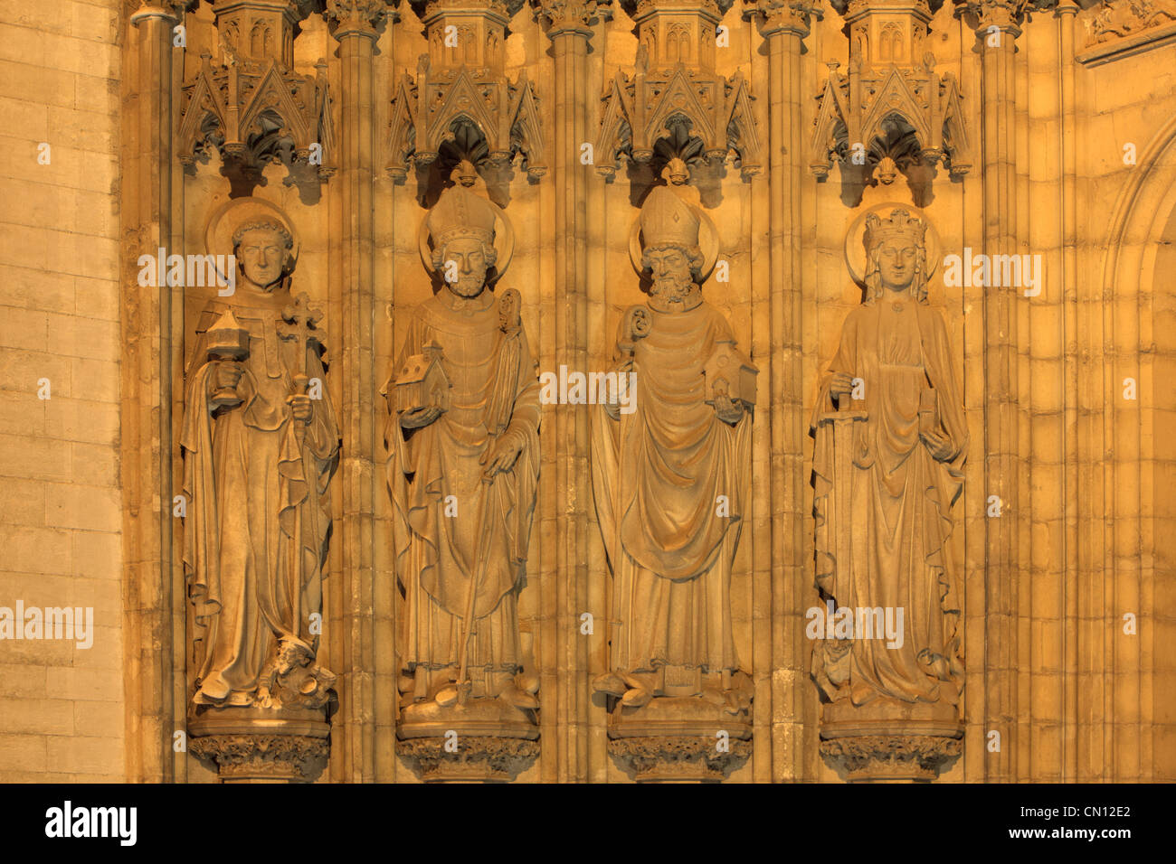 Statue di santi diversi fuori l'ingresso principale della Cattedrale di Nostra Signora di Anversa, Belgio Foto Stock