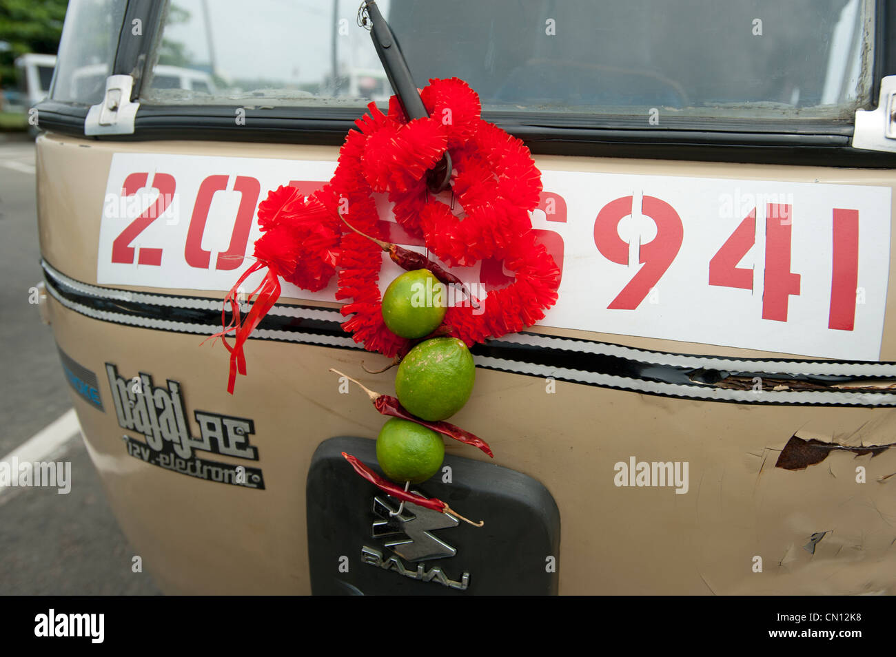 Fiori & Limes peperoncini rossi costituiscono un portafortuna su un Tuk Tuk a Galle Sri Lanka Foto Stock