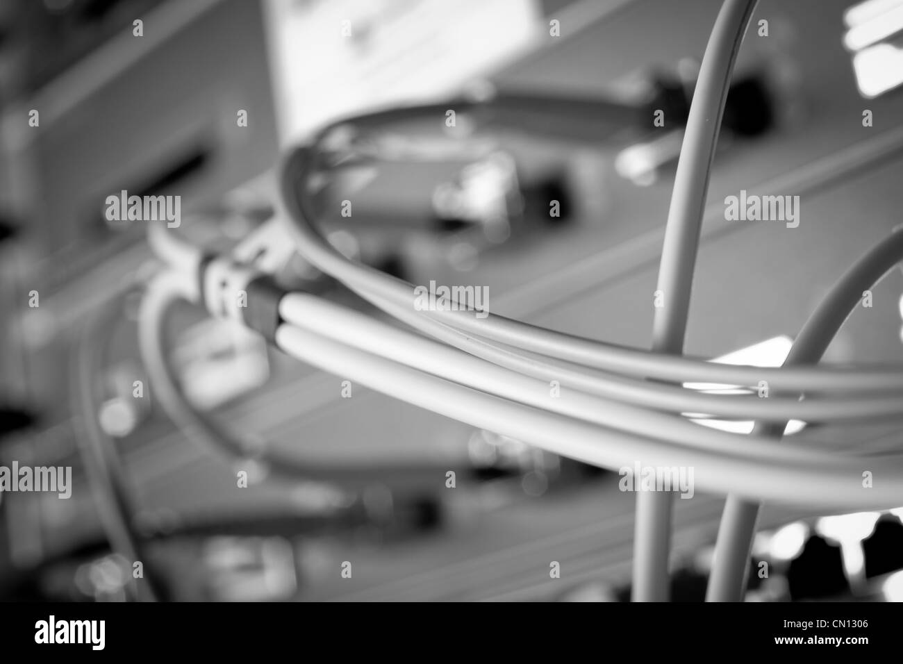 Cavi a fibre ottiche collegato al centro di dati Foto Stock