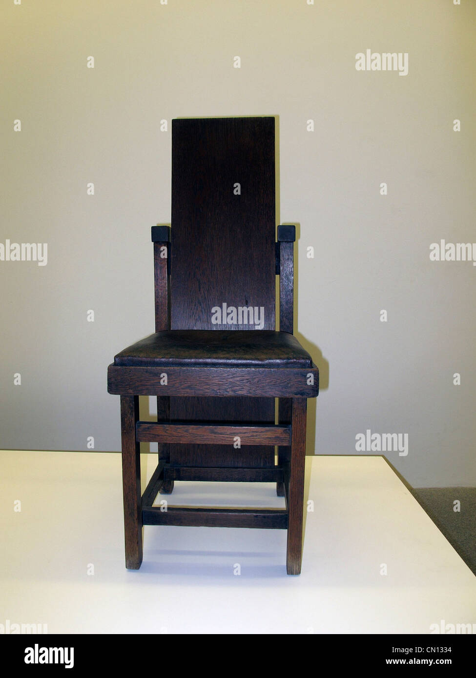 Mobili di design Pinakothek der Moderne Museo di arte moderna. British fatta sedia in legno Foto Stock