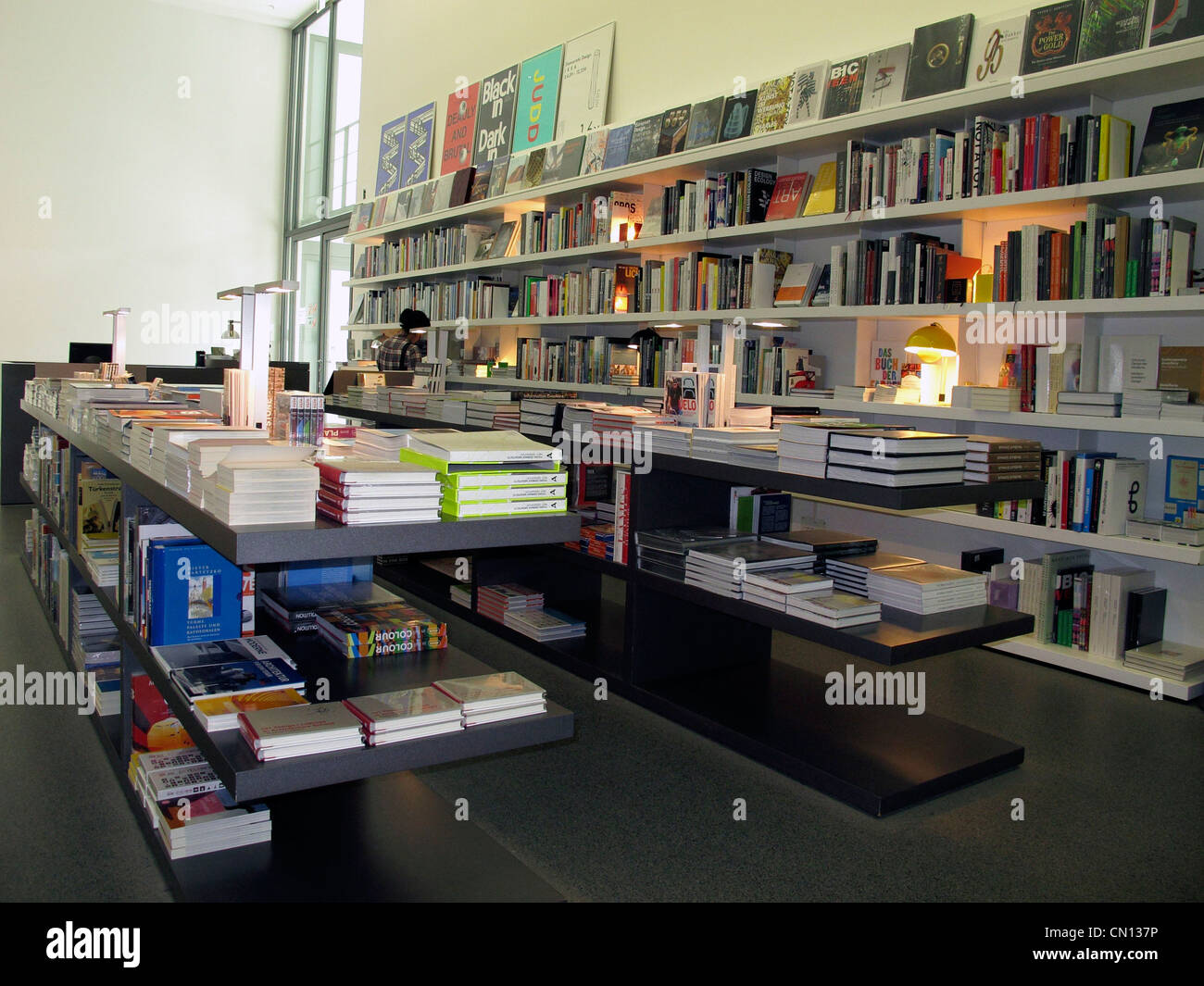 Book store Pinakothek der Moderne Museo di arte moderna. Foto Stock