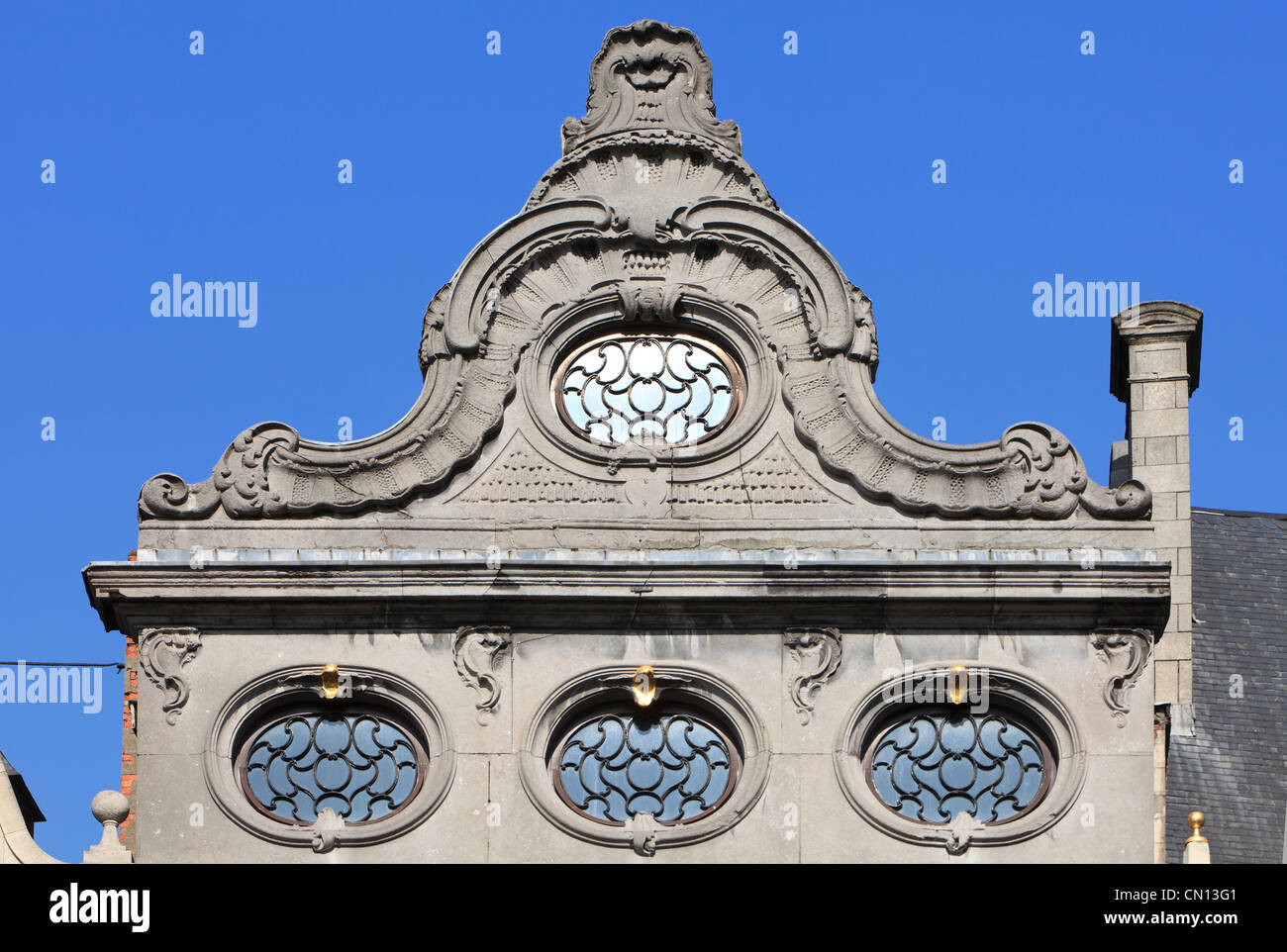 Bel palazzo settecentesco facciata rococò di Huis Den birra casa (l'orso) presso la piazza del mercato di Anversa, Belgio Foto Stock