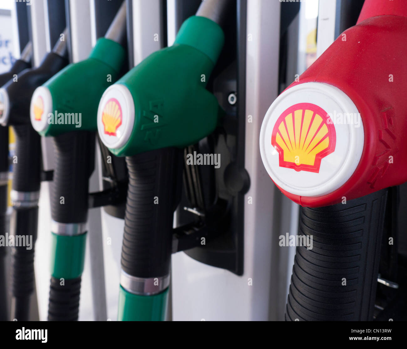 Dettaglio della pompa di carburante alla stazione di servizio Shell Foto Stock