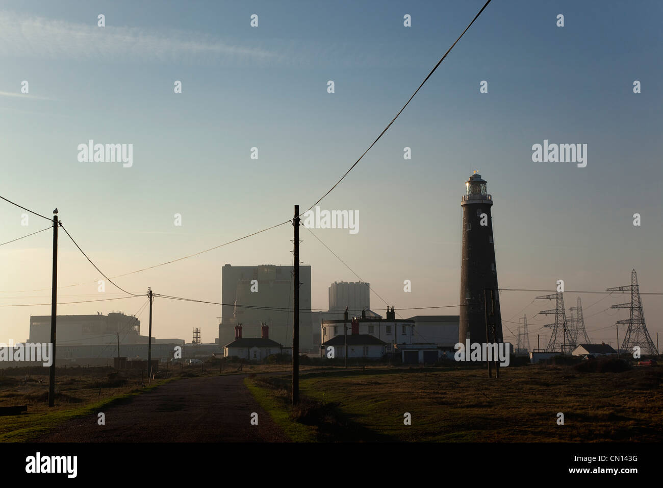 Inghilterra, Kent, Romney Marsh, Dungeness, il profilarsi di una centrale nucleare e del faro. Foto Stock