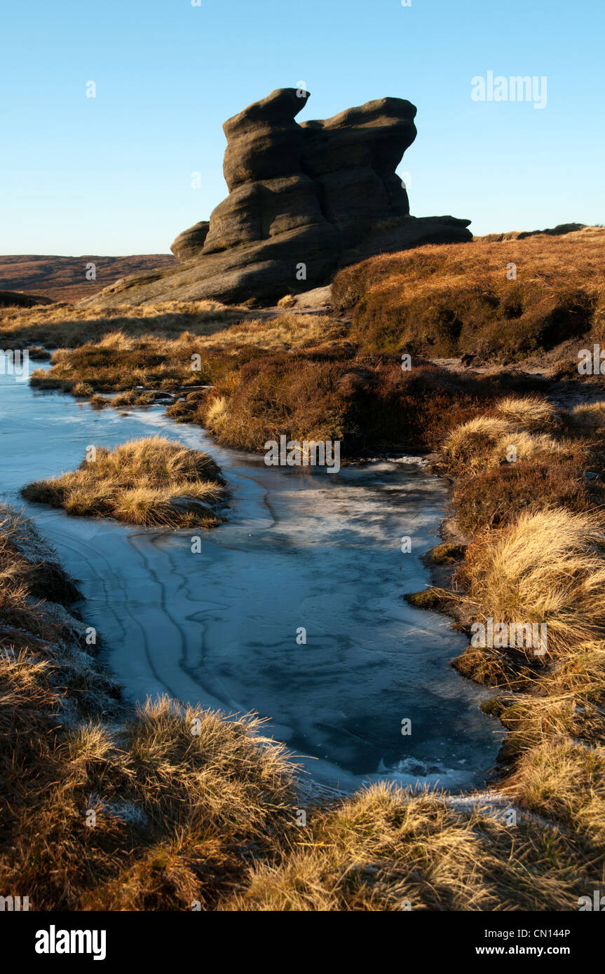 Una delle rocce di arenaria noto come Woolpacks, Kinder Scout plateau sopra Edale, Peak District, Derbyshire, Inghilterra, Regno Unito. Foto Stock