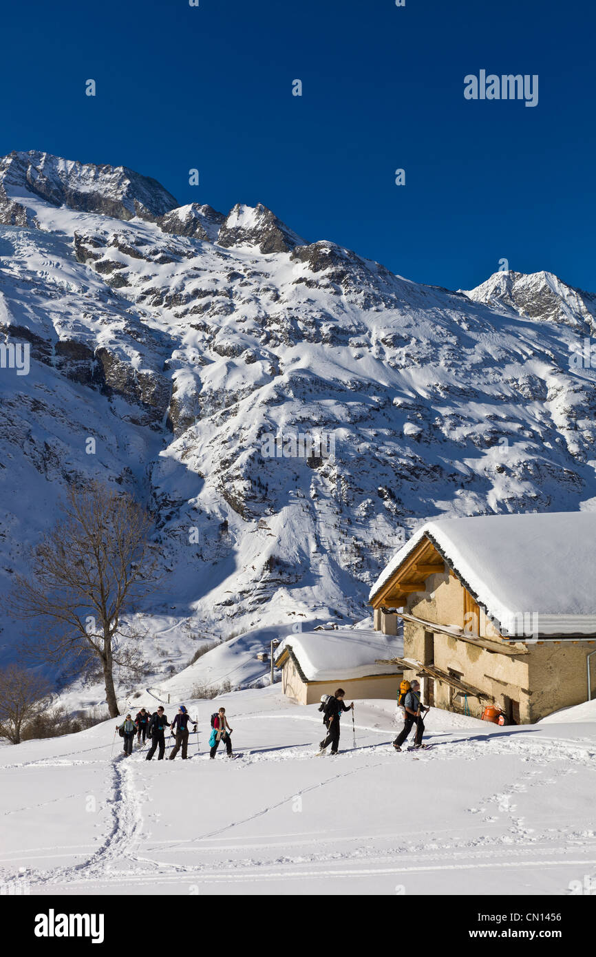 Francia, Savoie, Sainte Foy Tarentaise, andato Escursioni in racchette nella frazione di alta montagna di Chenal con vista Foto Stock