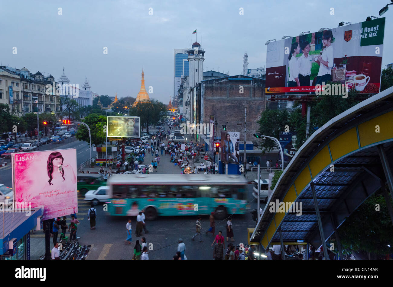 Vista Sule Pagoda Road da sopra con manifesti pubblicitari al tramonto. yangom. Myanmar. Foto Stock