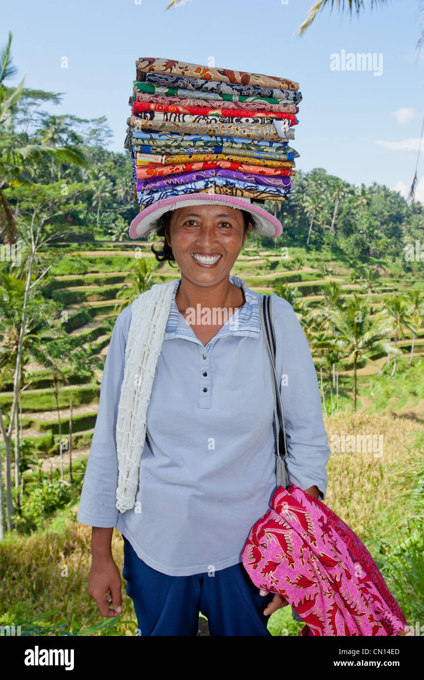 Donna vendita di seta. I campi di riso Bali Indonesia Foto Stock