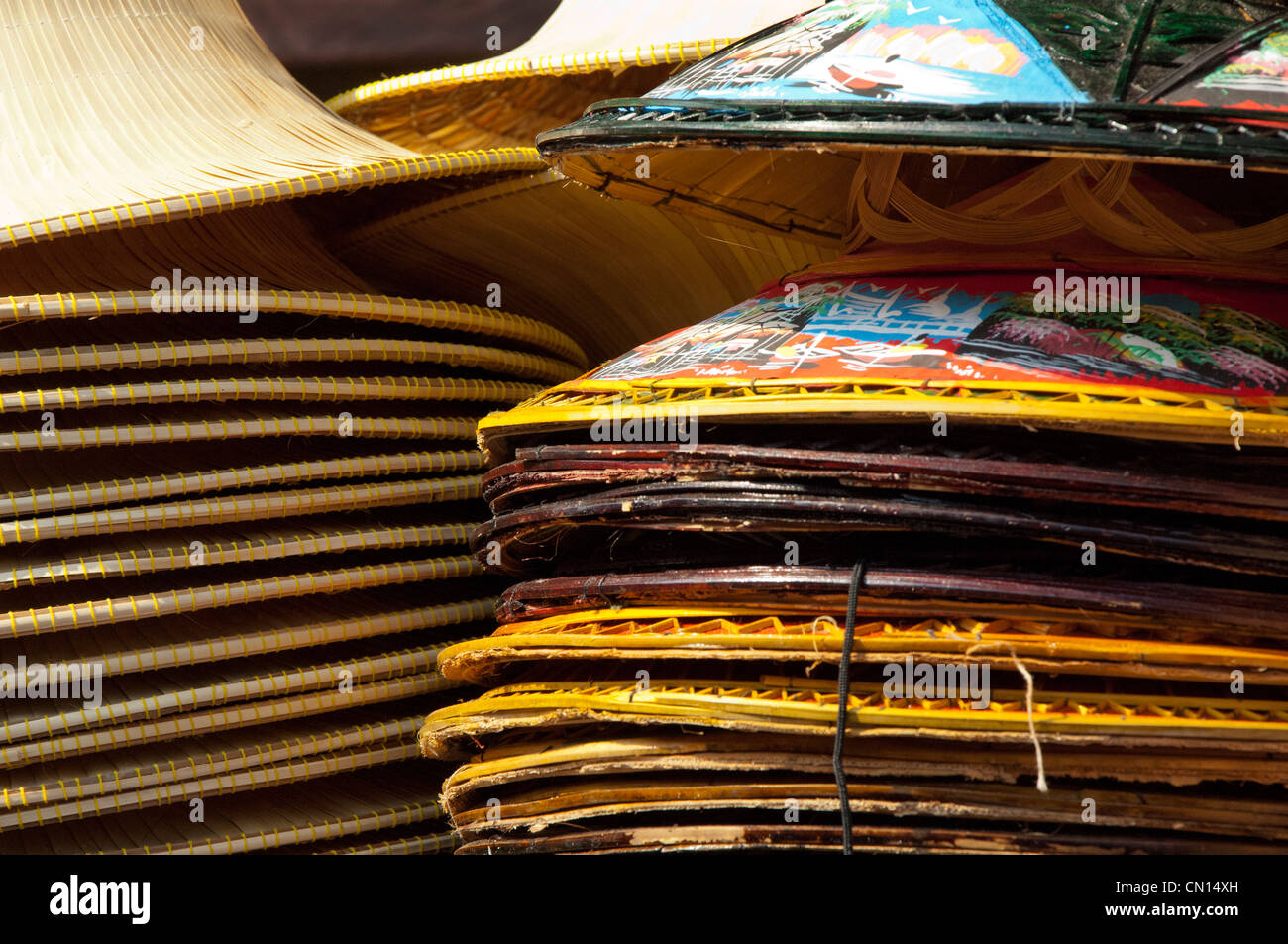 Thailandia, Mercato Galleggiante di Damnoen Saduak. Souvenir tradizionali cappelli in vendita da barche nel mercato galleggiante. Foto Stock