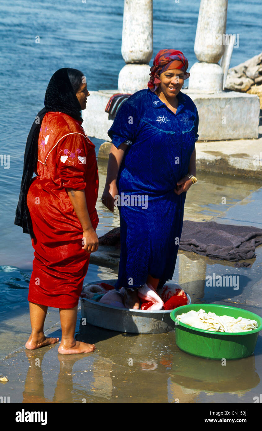 Nilo Luxor Egitto Cisgiordania donne il lavaggio della biancheria Foto Stock
