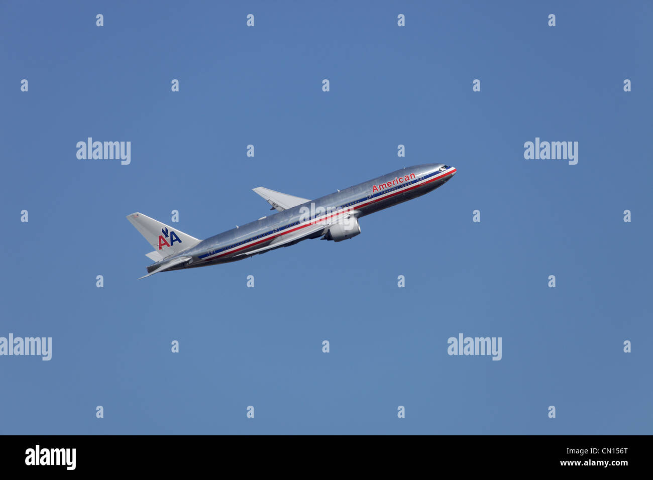 American Airlines Boeing 777-223/ER N799una scalata di distanza dall' aeroporto di Heathrow Foto Stock