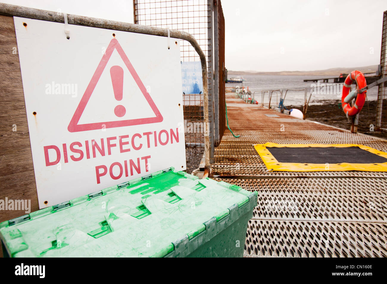 Un punto di disinfezione presso il molo utilizzato dal Portnalong Allevamento di salmoni, Isola di Skye, Scotland, Regno Unito. Foto Stock