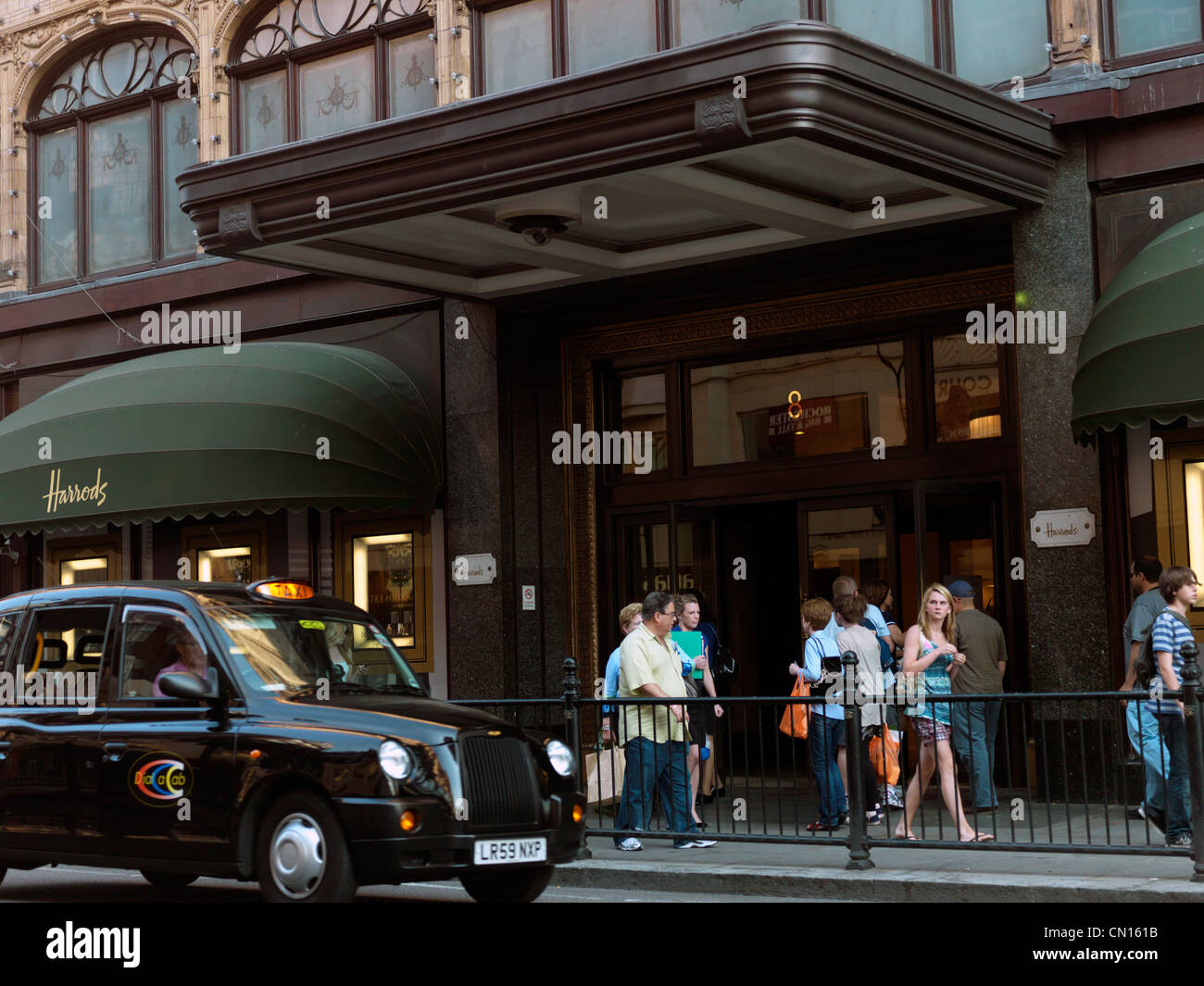 Londra Inghilterra Knightsbridge persone al di fuori di Harrods presi da un'auto Foto Stock