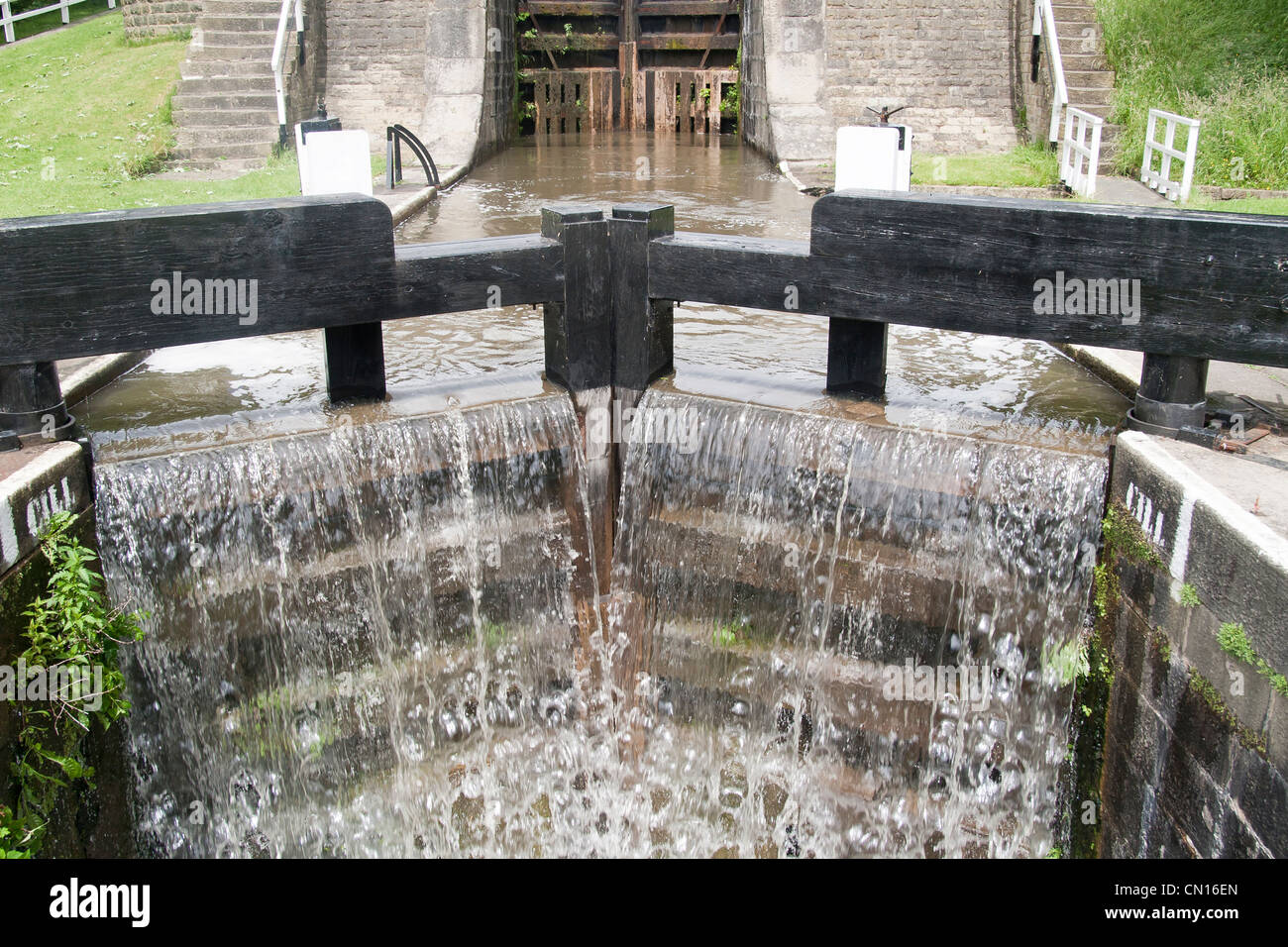 Il riempimento di acqua il blocco di Leeds e Liverpool Canal, Bingley, West Yorkshire, Gran Bretagna a cinque luogo si blocca Foto Stock