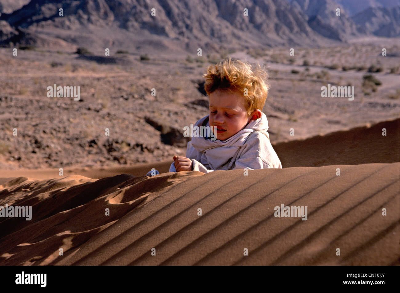 Bambino su una duna di sabbia - modello di rilascio n/a Foto Stock