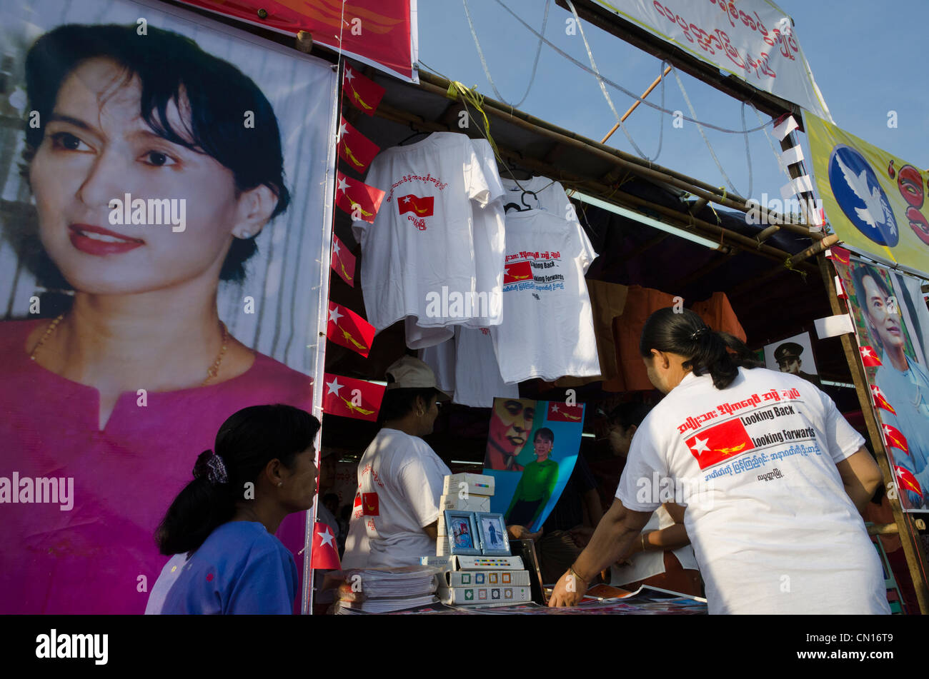NLD stand con i poster della signora durante la campagna elettorale. Labutta. Delta di Irrawaddy. Myanmar. Foto Stock