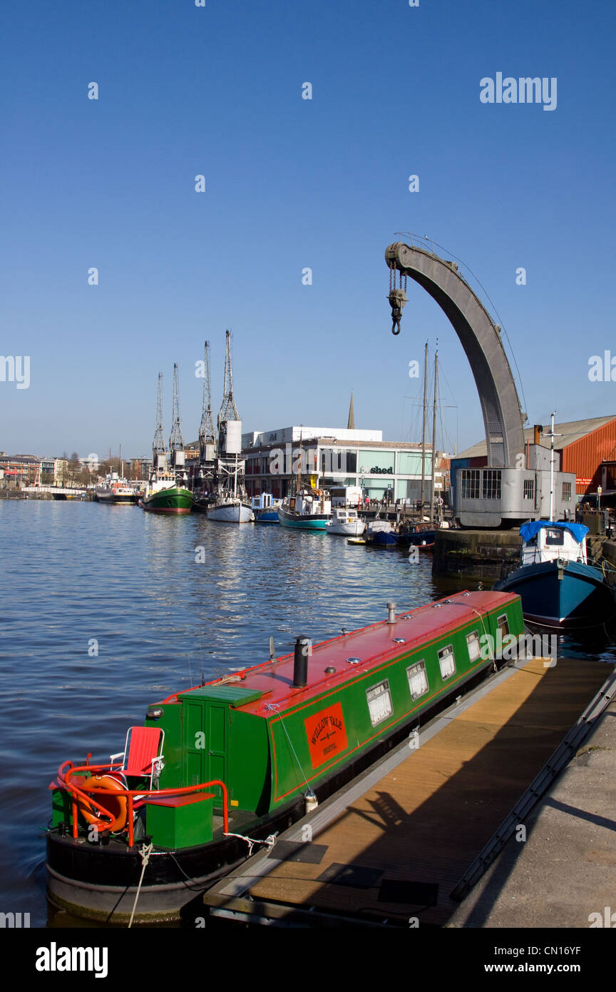 Vista del porto di Bristol con Fairbairn gru a vapore e M-Shed in background Foto Stock