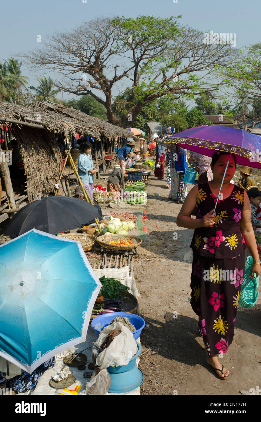 Mercato giornaliero in Myaungmya. Delta di Irrawaddy. Myanmar. Foto Stock