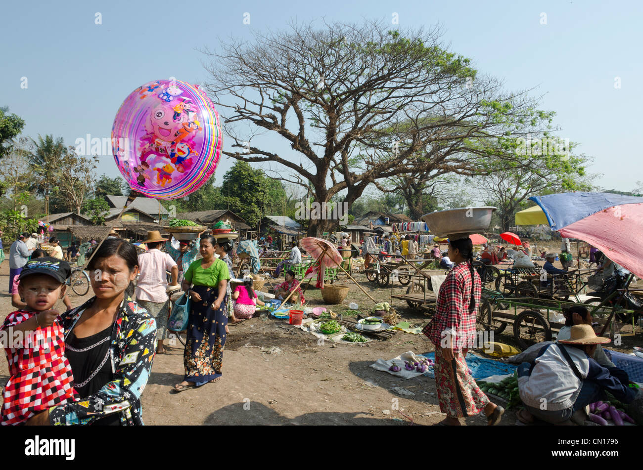 Mercato giornaliero in Myaungmya. Delta di Irrawaddy. Myanmar. Foto Stock