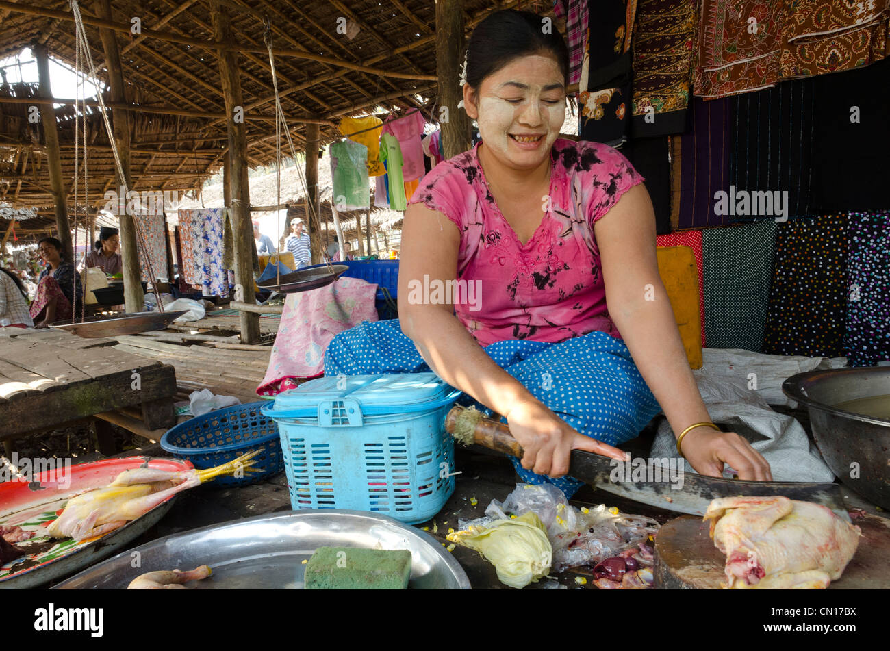 Mercato giornaliero in Myaungmya. Delta di Irrawaddy. Myanmar. Foto Stock