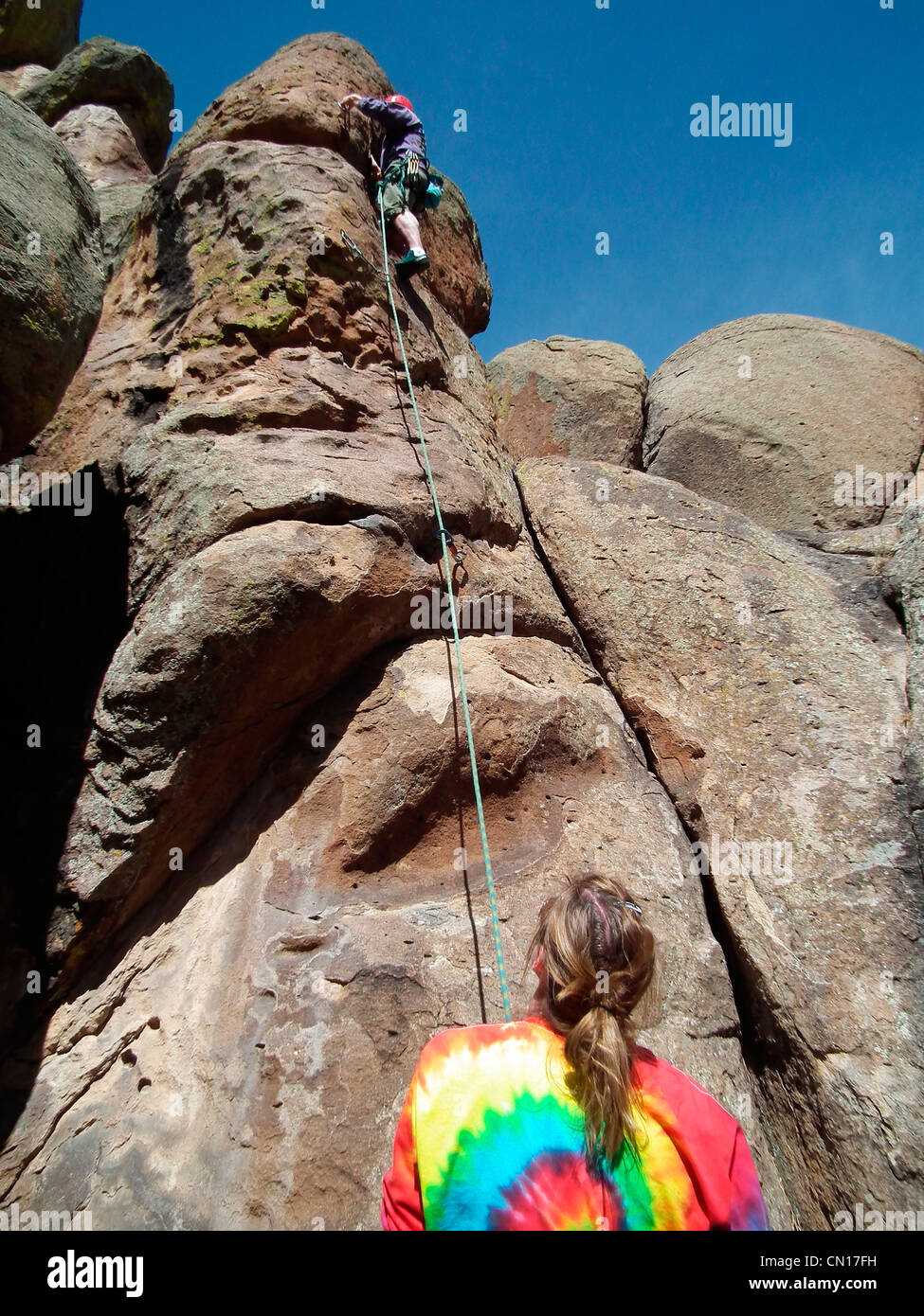 Mike Vining percorso leader Johnna Bambrey belaying Rock Garden Colorado USA Foto Stock