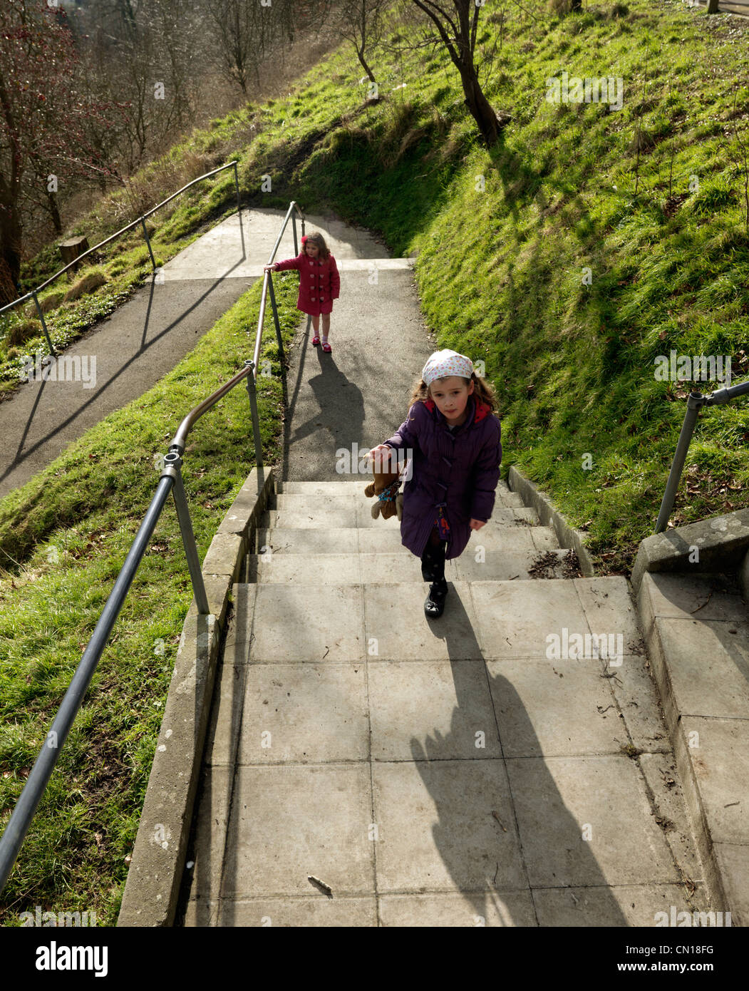 Il Dorset Inghilterra Shaftesbury bambini di uscire per una passeggiata a passaggi di arrampicata Foto Stock