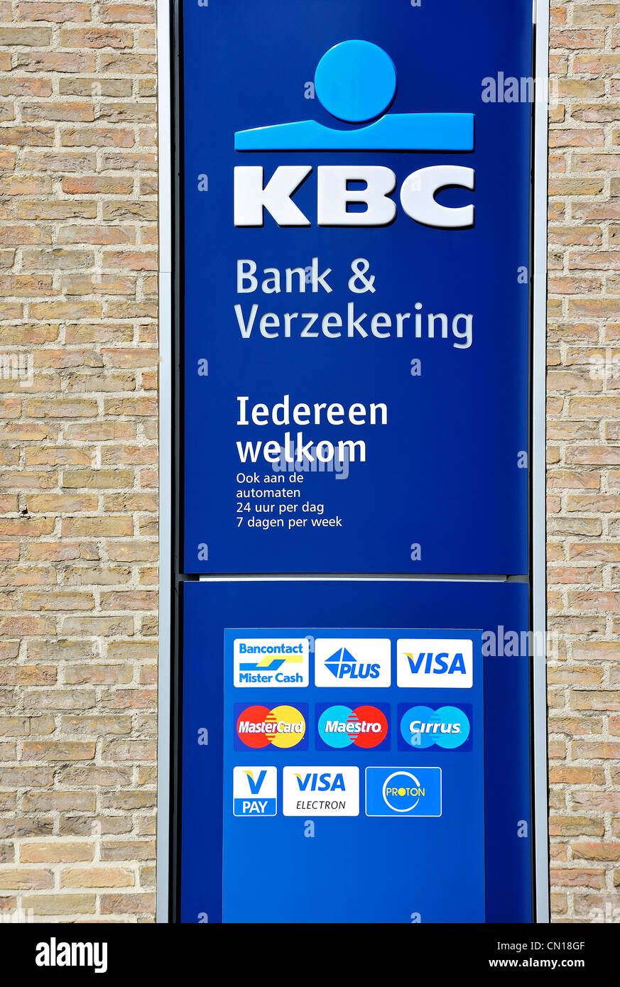 Cartello che mostra i loghi del marchio di carte di credito bancario automatizzato della macchina / cash dispenser di KBC banca, Fiandre, in Belgio Foto Stock