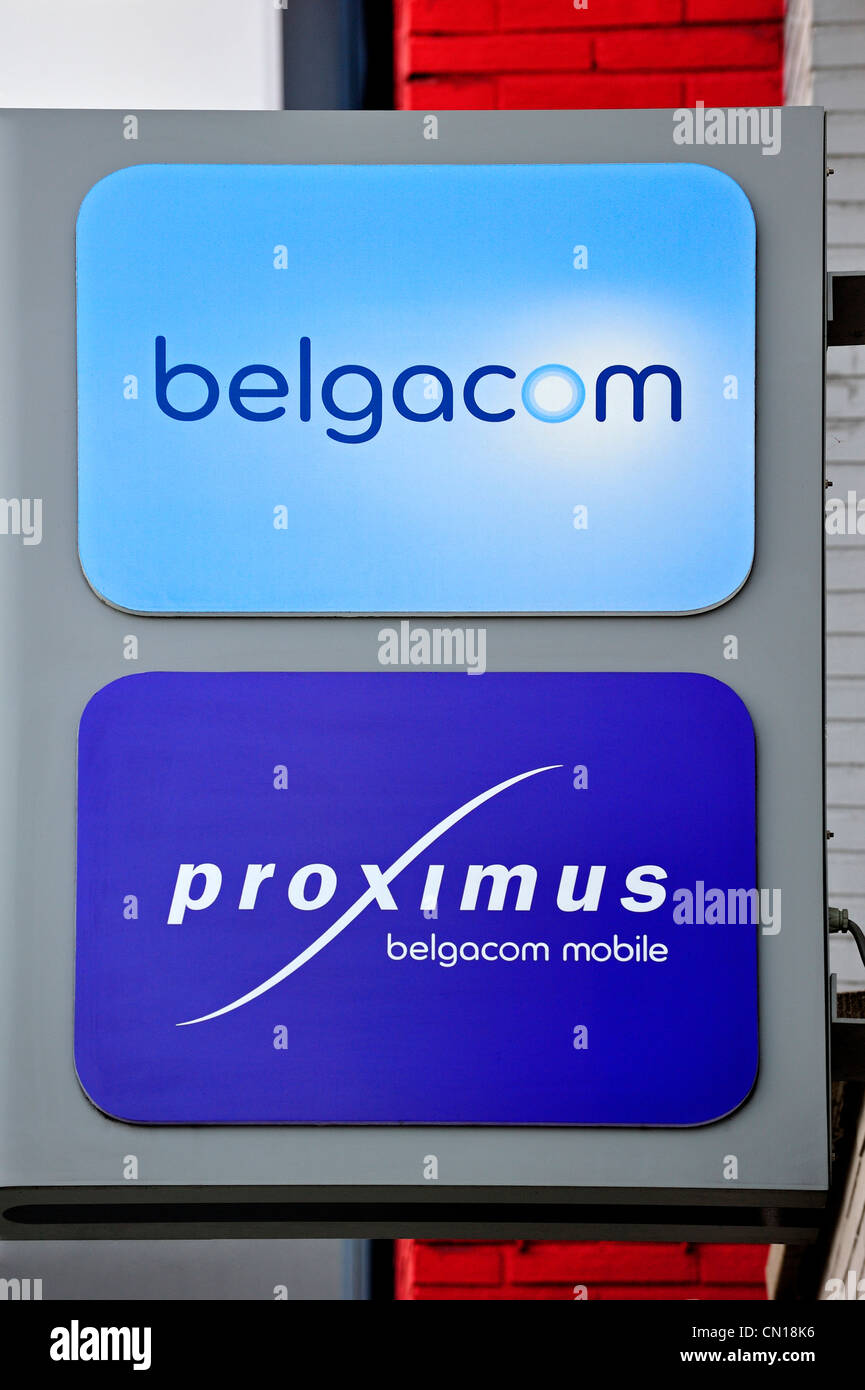 Cartello con loghi del mobile belga provider di telefonia Belgacom e Proximus, Belgio Foto Stock