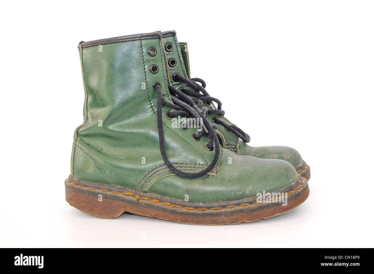 Coppia di verde sporco usurato scarpe Foto Stock