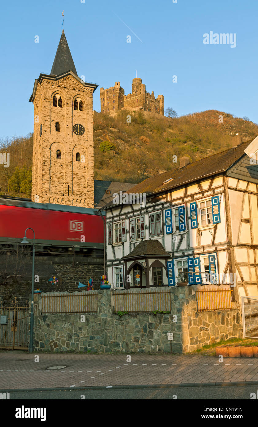 Treno merci passando attraverso il villaggio di Wellmich sotto Burg Maus nell'UNESCO elencati "Valle del Reno superiore e centrale", Germania. Foto Stock