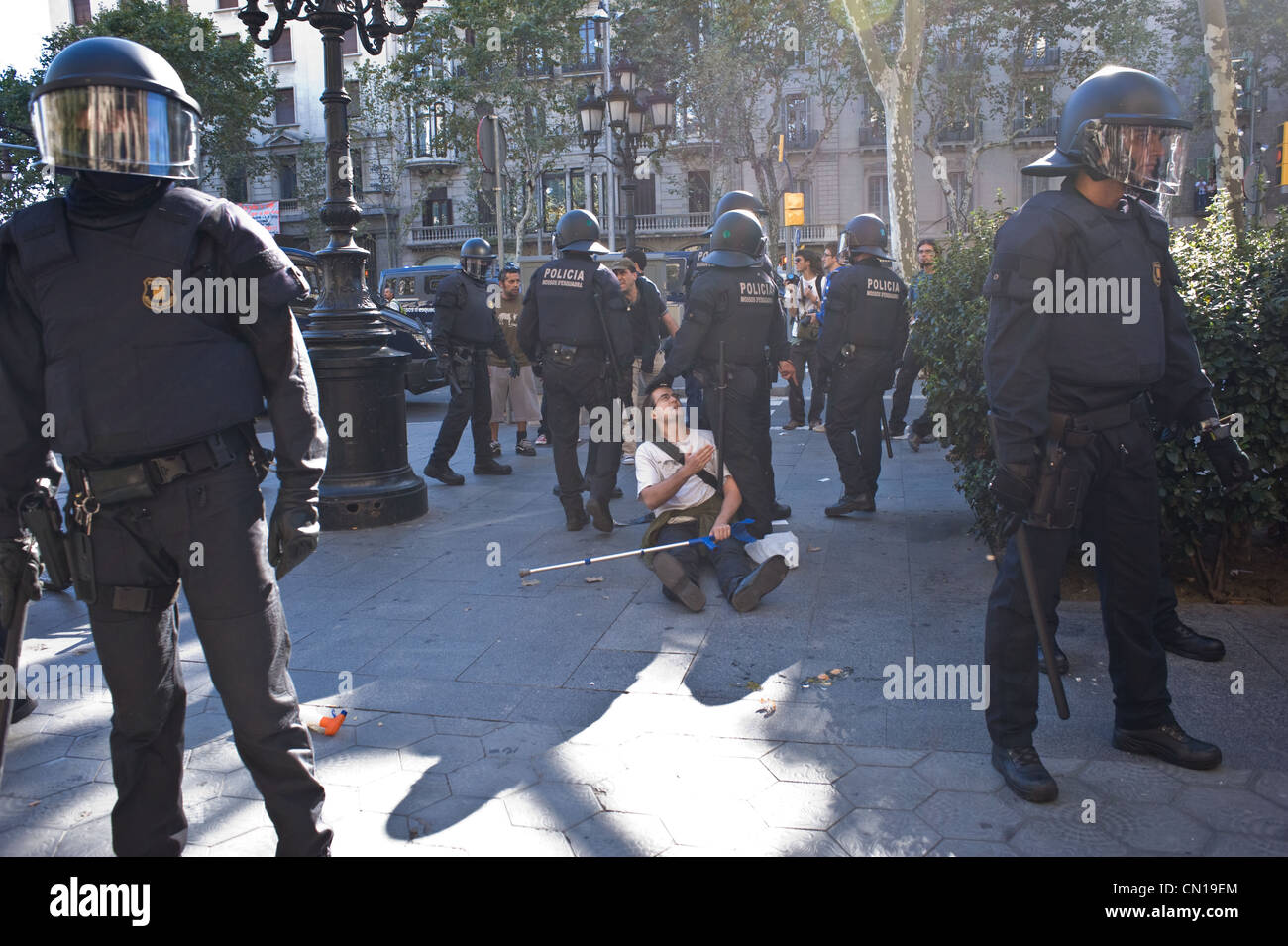 La polizia antisommossa detenere un manifestante durante il 2010 sciopero generale in Barcellona Foto Stock