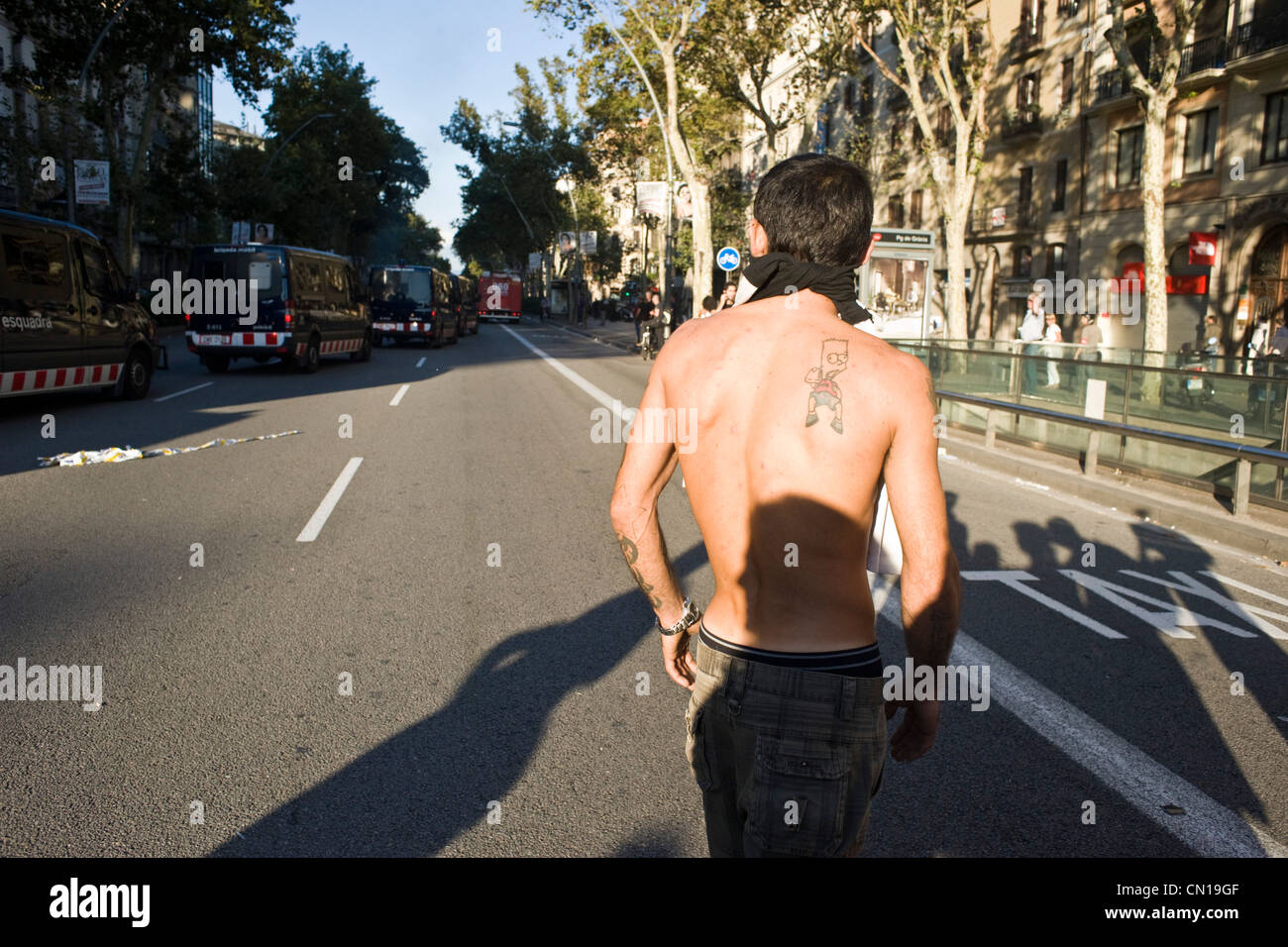 Bart Simpson tattoo sul retro di un manifestante. Foto Stock