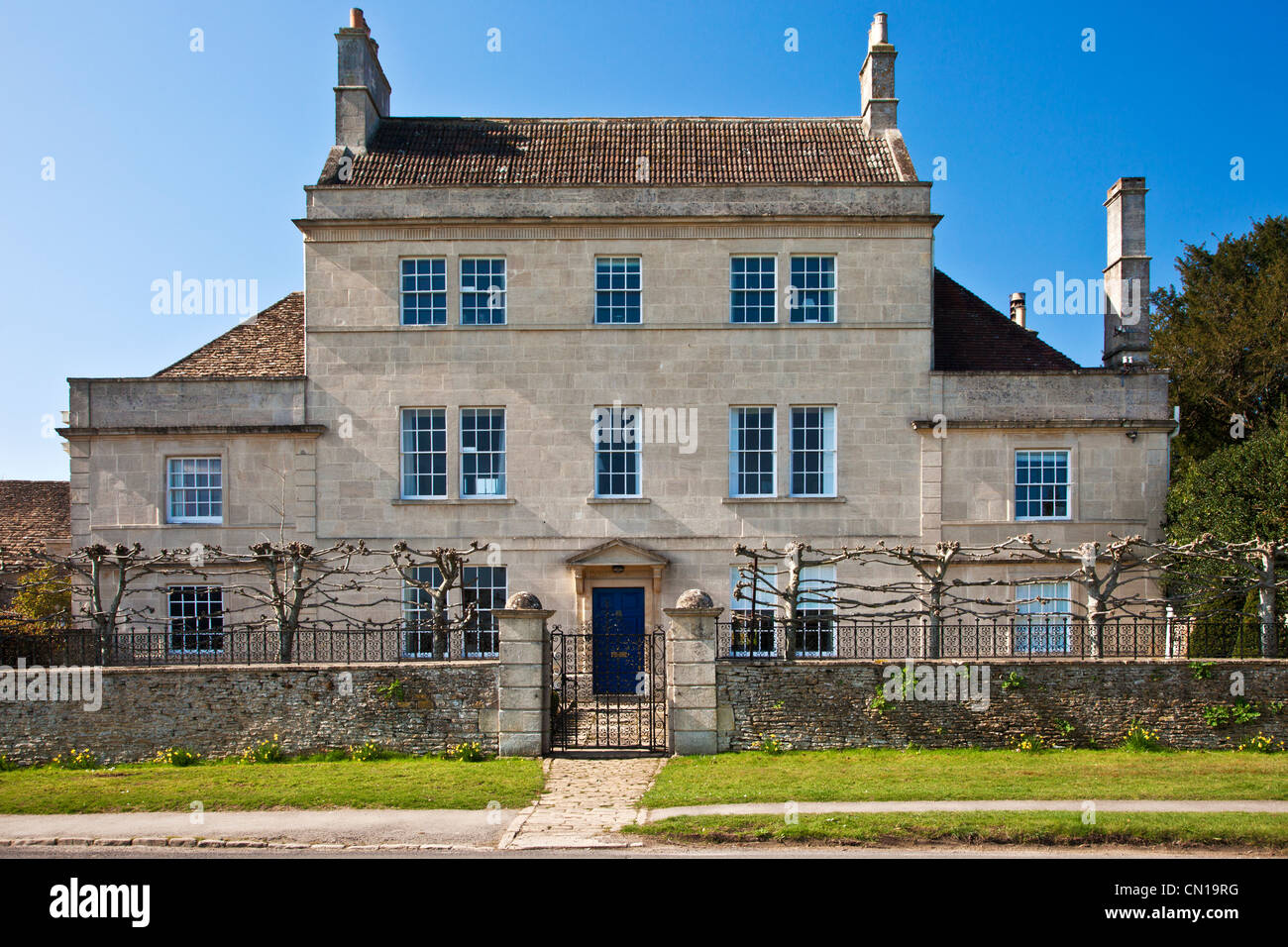 Un tipico, grandi del XVIII secolo in pietra georgiana country house o mansion nel Wiltshire, Inghilterra, Regno Unito Foto Stock