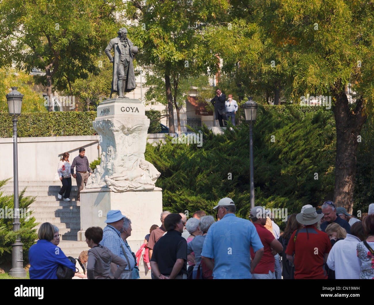 Madrid, Spagna. Statua di artista spagnolo Francisco Goya al di fuori del Museo El Prado affacciato sulla coda dei visitatori. Foto Stock