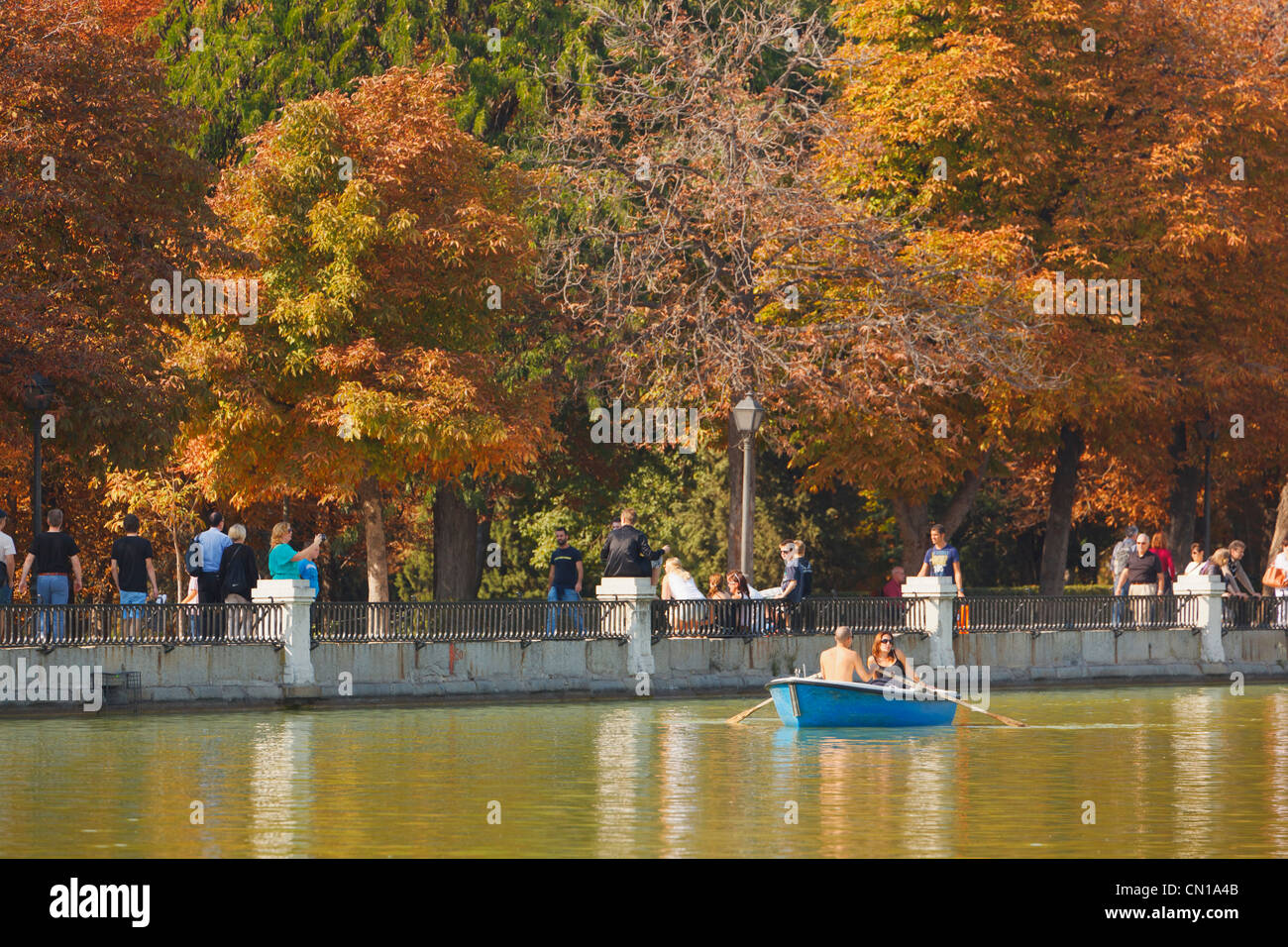 Madrid, Spagna. Canottaggio sul estanque o del lago, di El Retiro giardini. Foto Stock