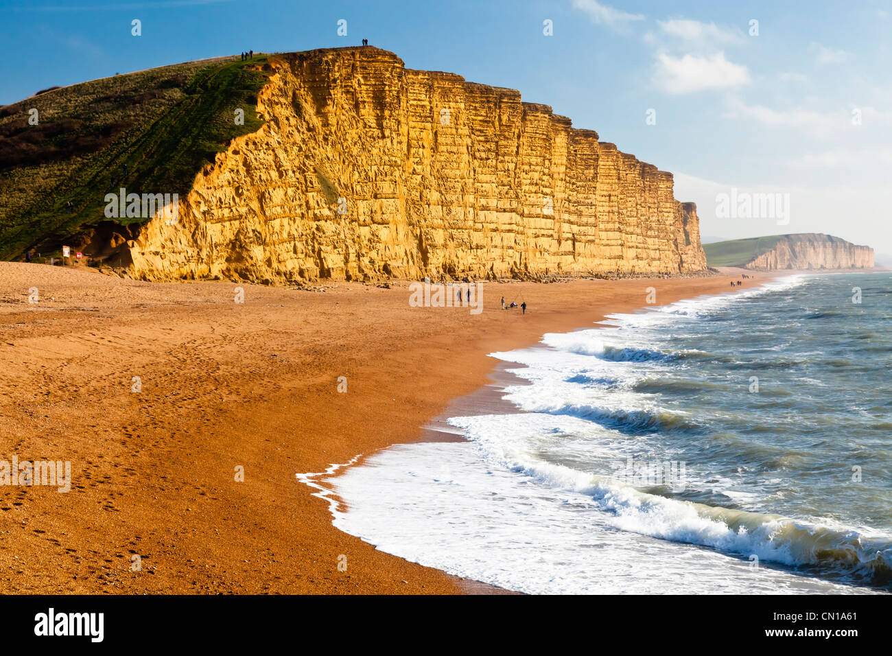 Le torreggianti scogliere a West Bay su Jurassic Coast di Dorset England Regno Unito Foto Stock