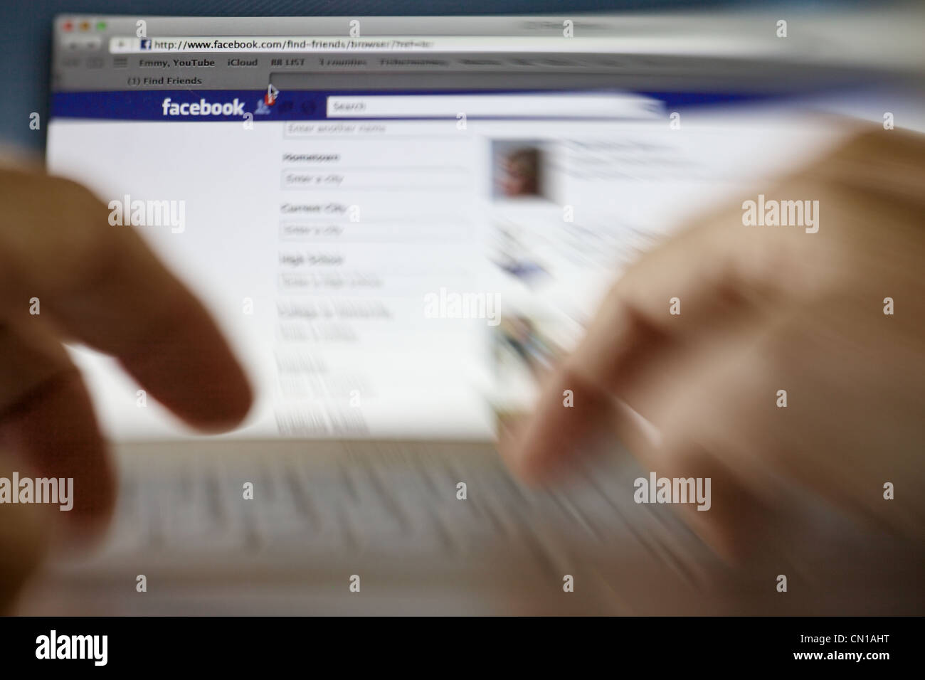 Facebook pagina web su un computer portatile Foto Stock
