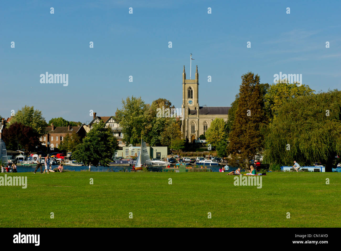 Regno Unito, Inghilterra, Surrey, Hampton chiesa da Hurst Park Foto Stock