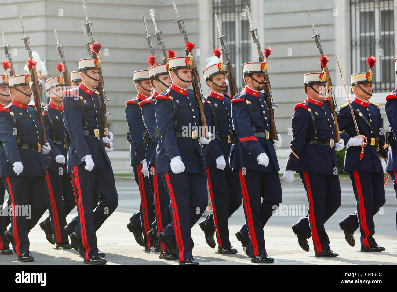 Madrid, Spagna. Palacio Real. Il Royal Palace, con piedi i soldati della guardia reale, o Guardia reale in divise tradizionali. Foto Stock