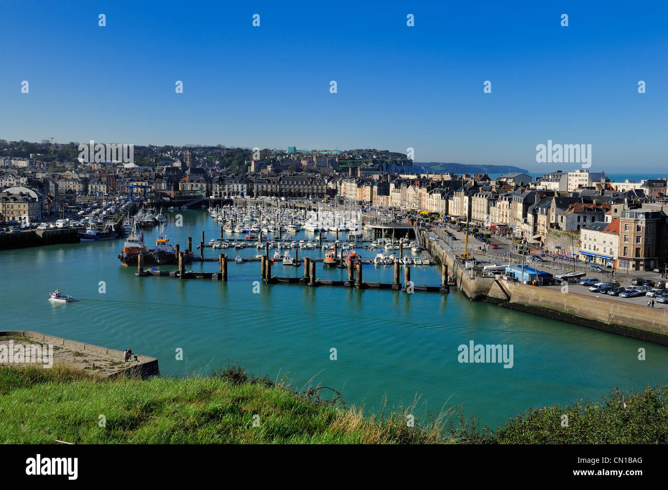 Francia, Seine Maritime, Dieppe, il porto e il castello in background Foto Stock