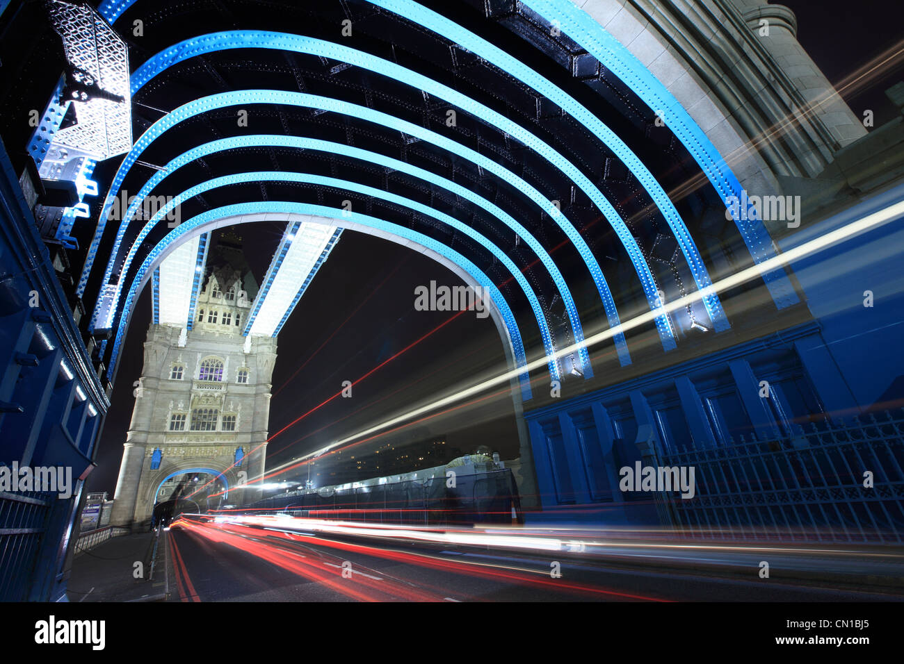 Tower bridge sentieri di luce Foto Stock