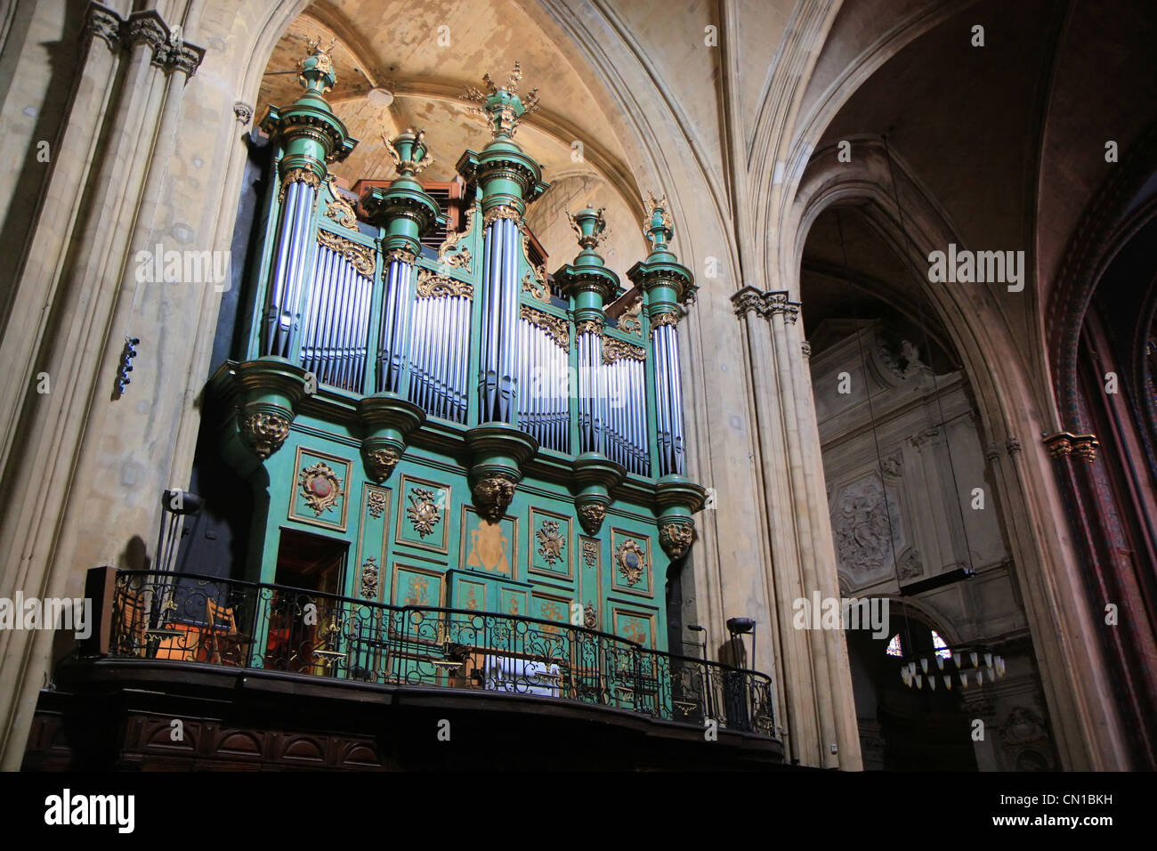 Il verde e oro organo nella Cattedrale di Aix, Aix en Provence, Francia Foto Stock