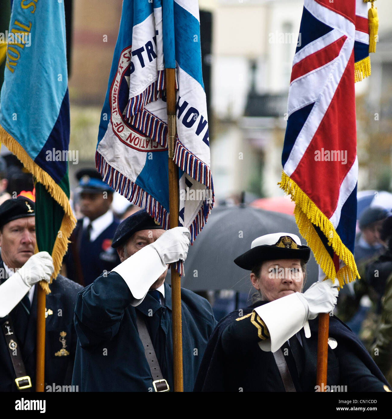 14/11/2010. Le forze armate e i cadetti parade passato Brighton Pier sul loro modo al servizio di rimembranza detenute in Old Steine, Brighton. Foto Stock