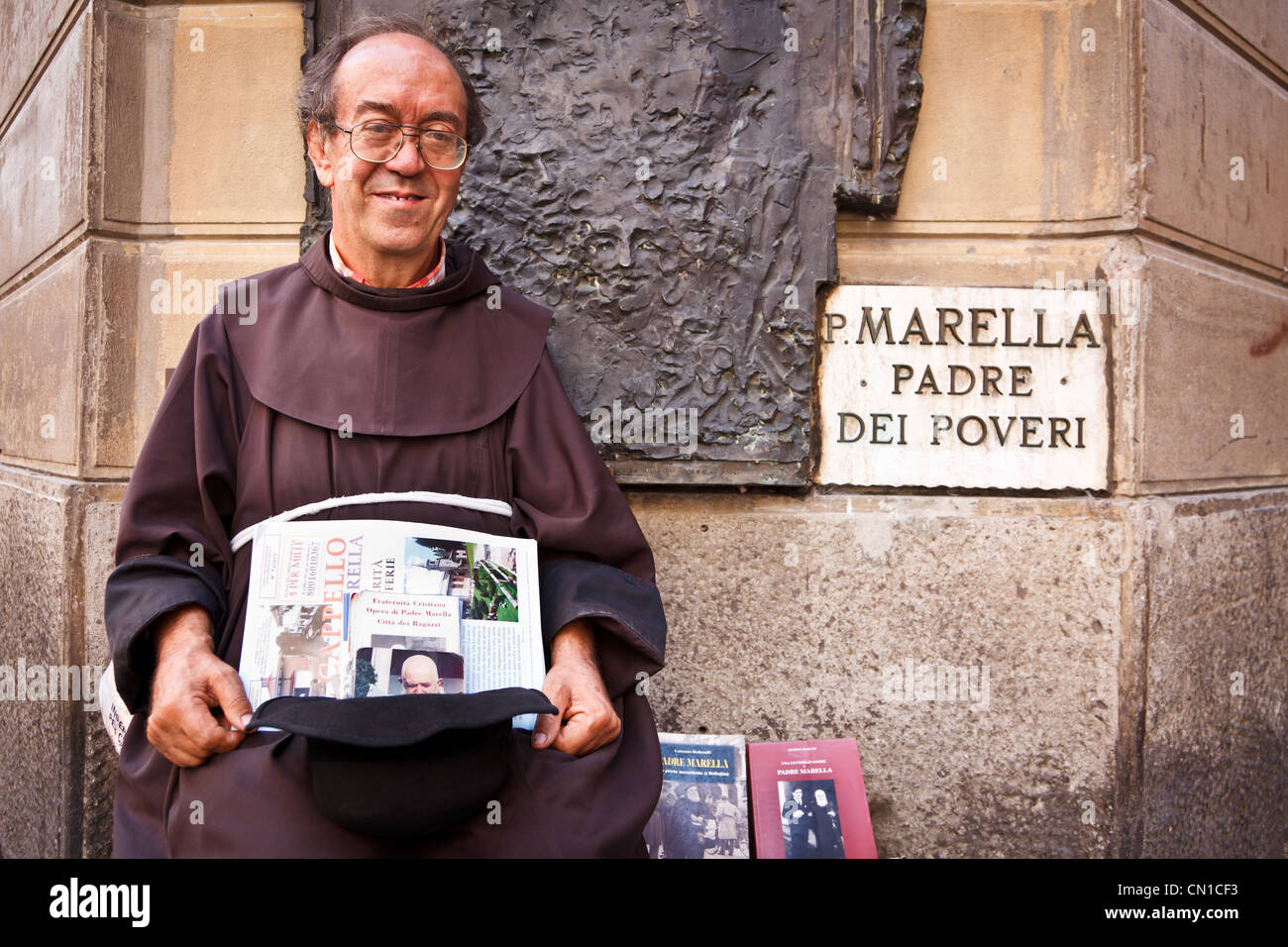 Un uomo vestito come un monaco di onorare il santo italiano Padre Pio, Bologna, Italia Foto Stock