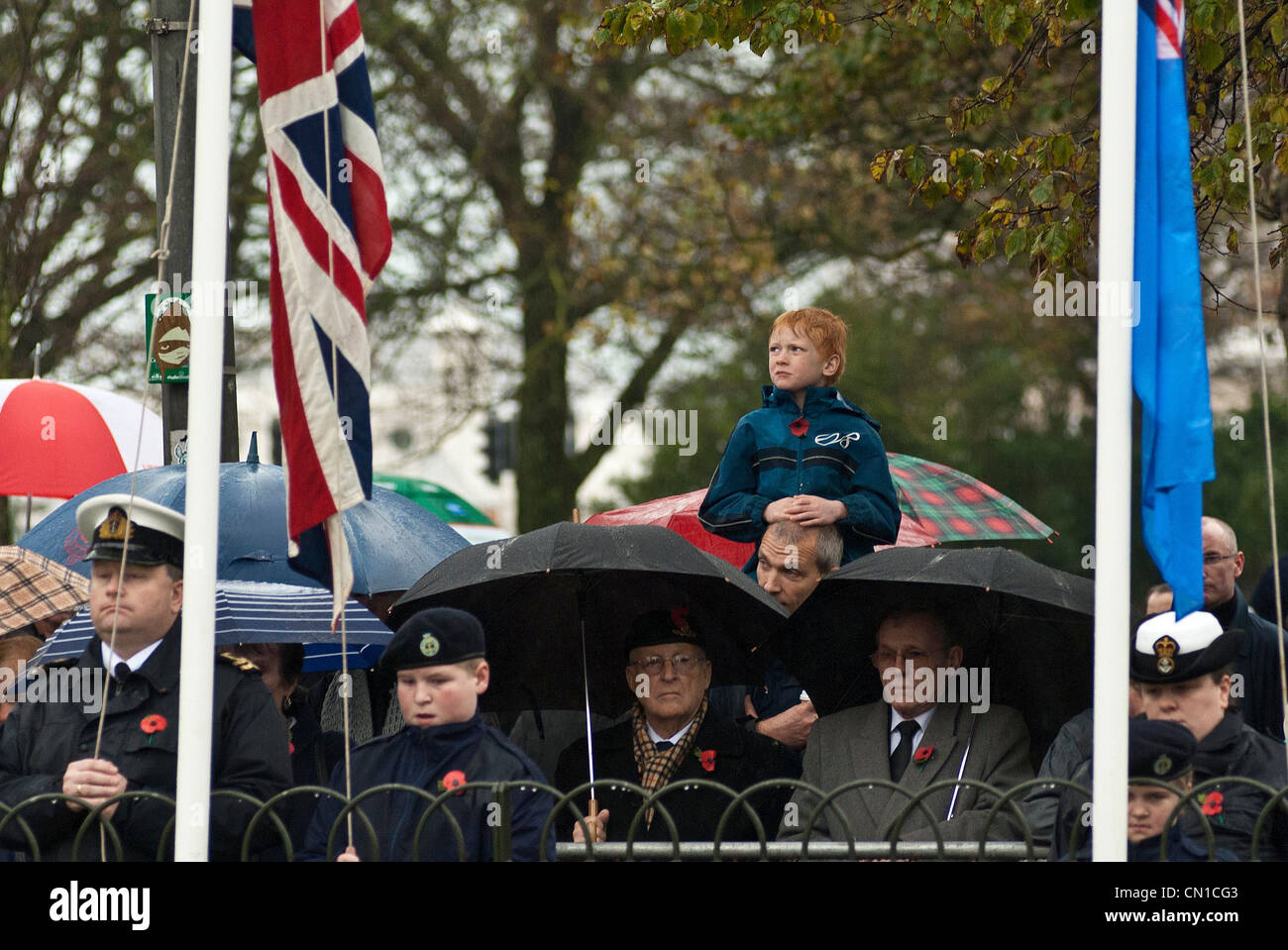 14/11/2010. La folla si riuniranno presso la rimembranza service terrà in Old Steine, Brighton. Foto Stock