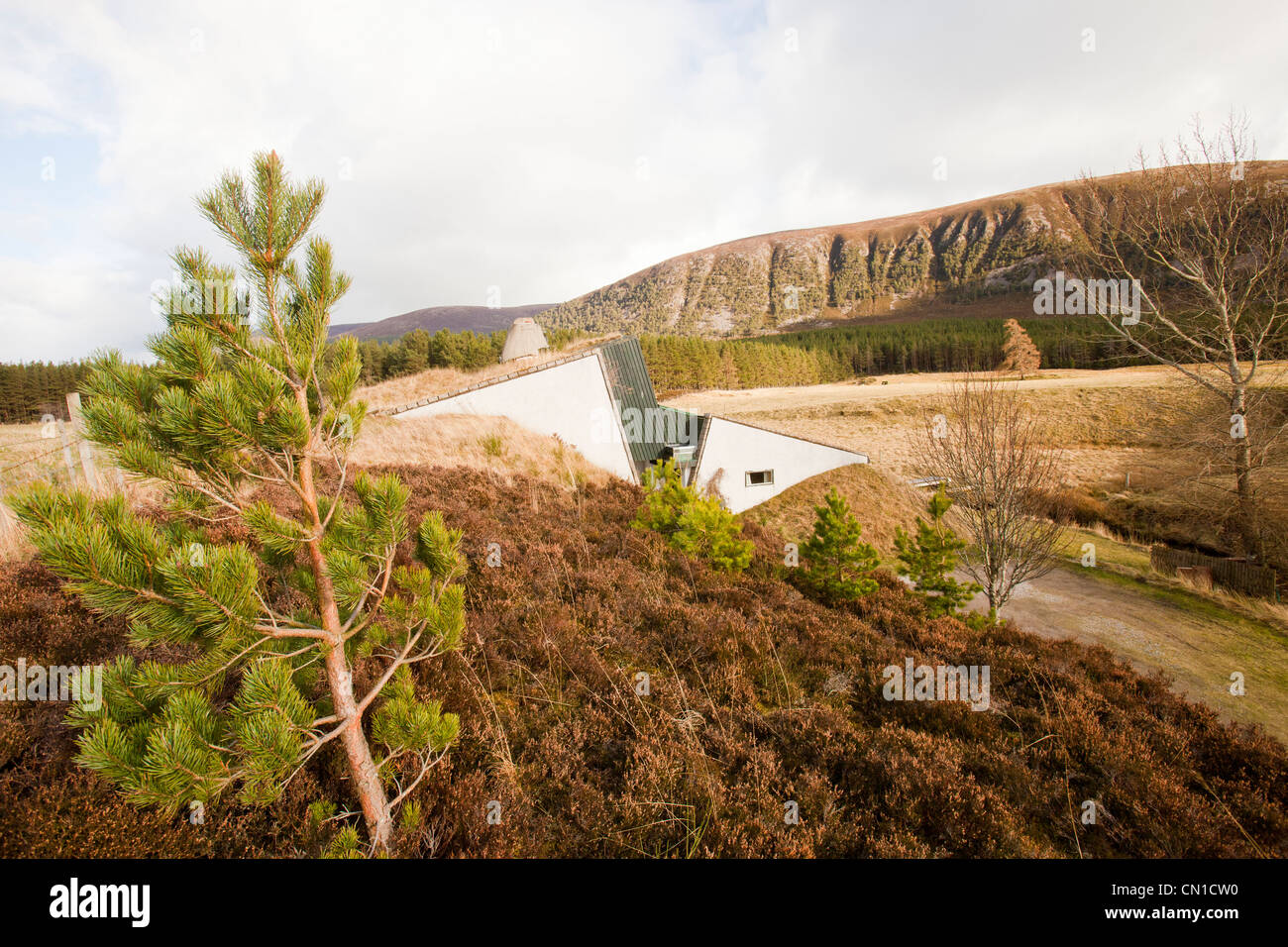 Una casa verde che è stato costruito negli anni settanta ma supera ancora verde costruire il regolamento oggi, a Feshiebridge, Cairngorm Foto Stock