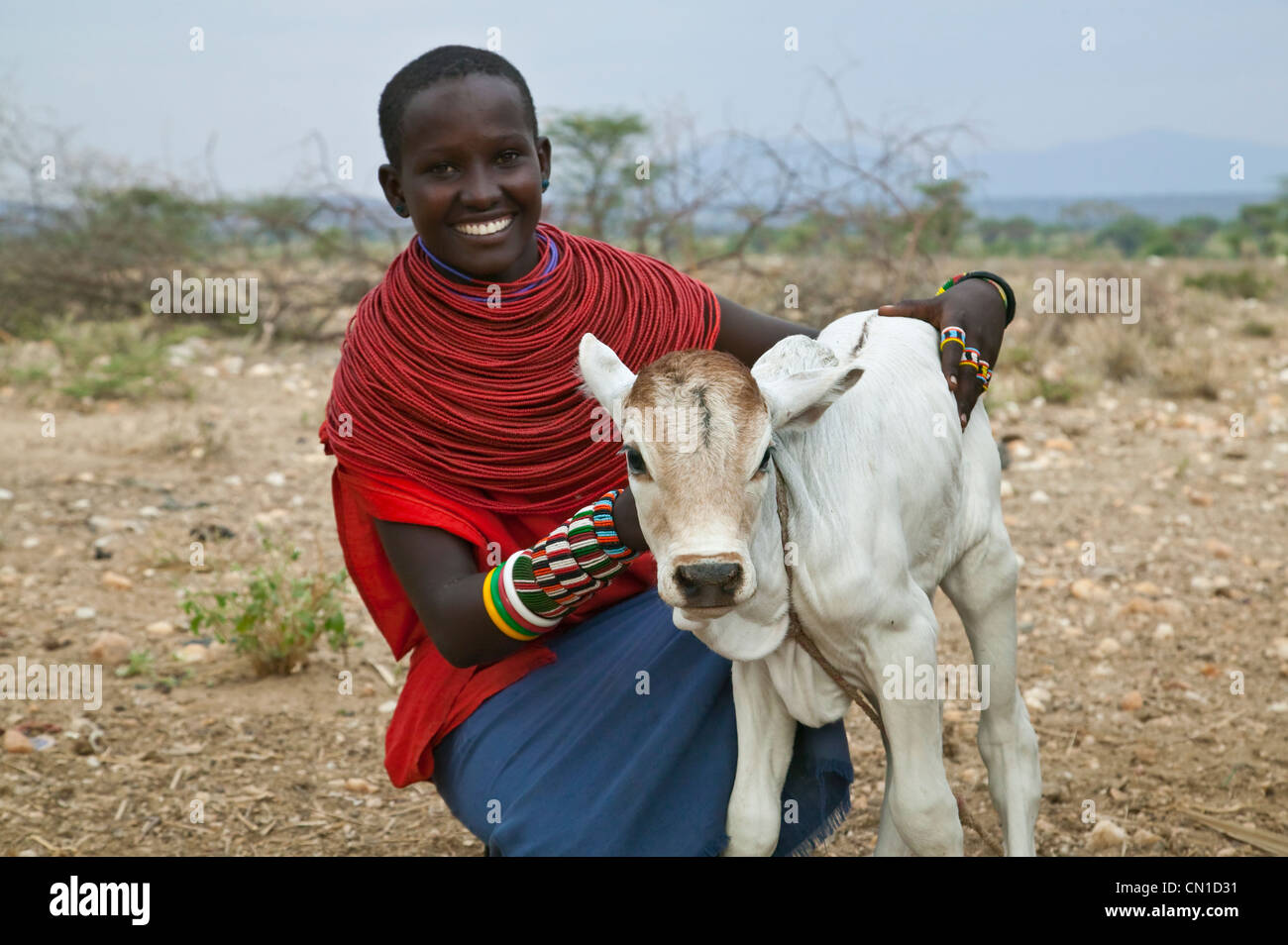 Samburu tribeswoman con il bambino di vitello, di Samburu riserva nazionale, Kenya Foto Stock