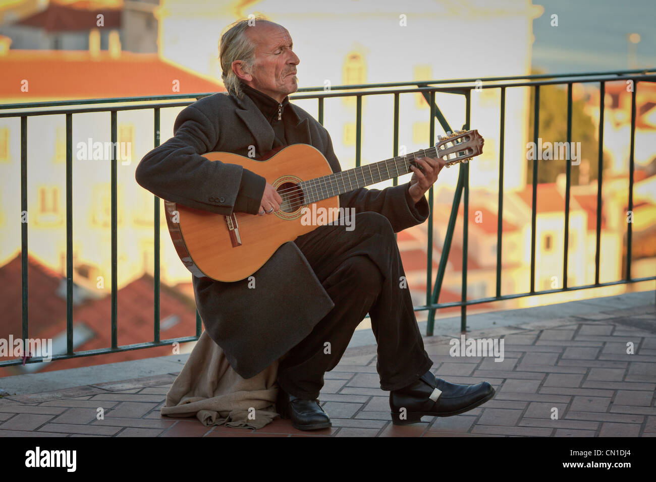 Musicista di suonare una chitarra a Lisbona, Portogallo Foto Stock