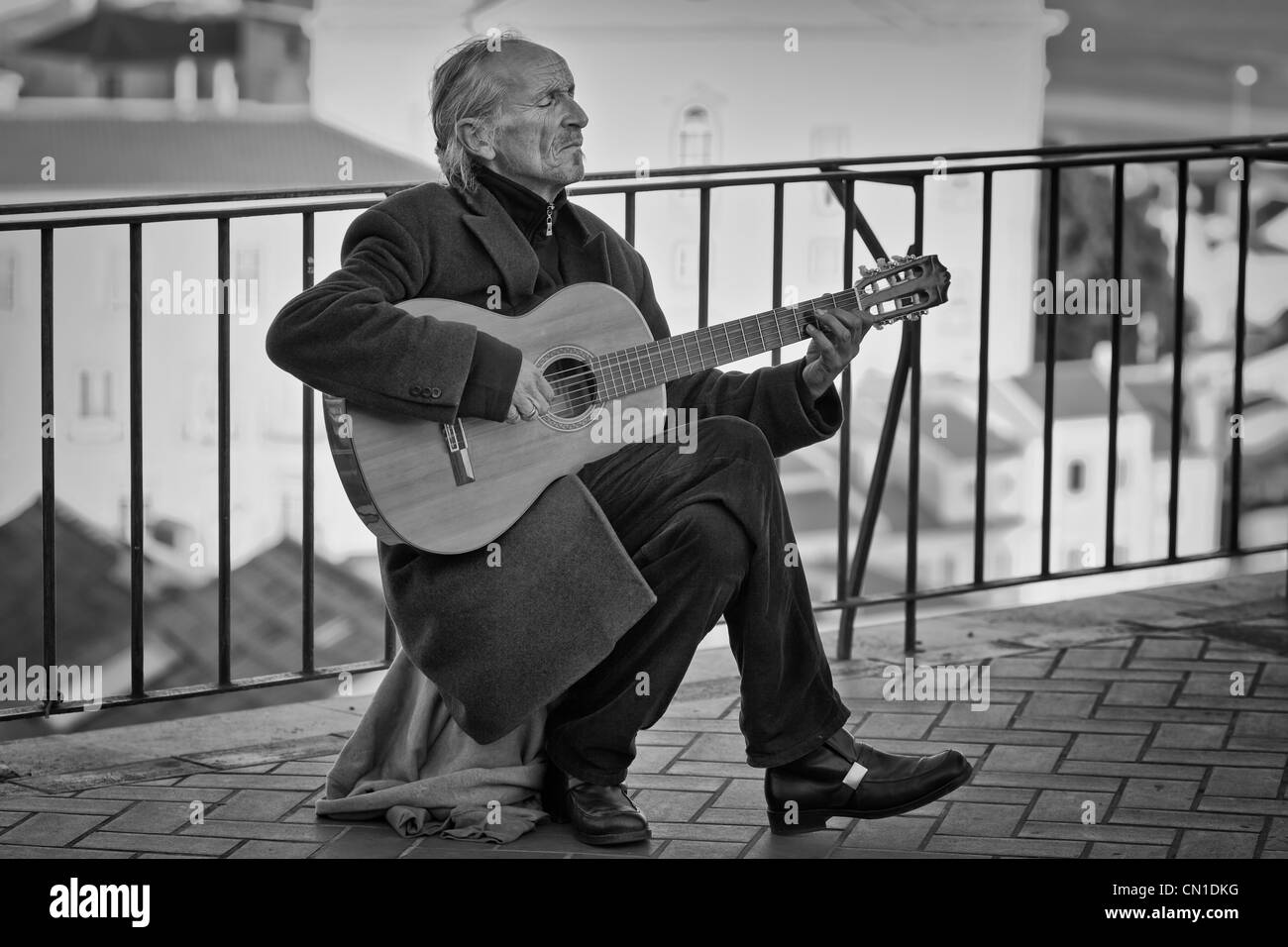 Musicista di suonare una chitarra a Lisbona, Portogallo Foto Stock