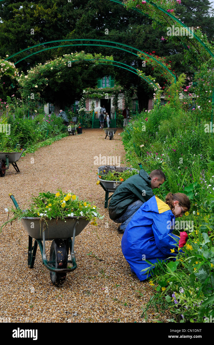 Francia, Eure, Giverny, Claude Monet giardino, il principale viale di accesso alla casa Foto Stock